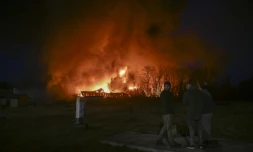 Un entrepĂŽt en flammes Ă Kiev aprĂšs un bombardement, le 17 mars 2022