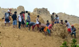 Des habitants et des sauveteurs à la recherche de survivants après un glissement de terrain déclenché par des pluies de mousson, le 20 septembre 2018 à Naga, sur l'île philippine de Cebu