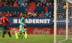 L'attaquant Lionel Messi (c) inscrit un doublé pour le Barça face à Osasuna à Pampelune, le 10 décembre 2016