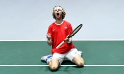 Le Russe Andrey Rublev exulte aprĂšs sa victoire en double contre la Serbie en Coupe Davis, le 22 novembre 2019 Ă Madrid