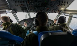 Des soldats français de la marine nationale à la recherche de débris de l'avion d'Egyptair, le 22 mai 2016 au dessus de la Méditerranée