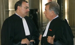 Me Gérard Boulanger (g), avocat des parties civiles, s'entretient avec Me Jean-Marc Varaut, l'un des avocats de Maurice Papon, le 11 octobre 1999 au Palais de Justice de Bordeaux 