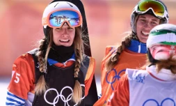 La Française Julia Pereira De Sousa (G) médaille d'argent en snowboardcross aux JO de Pyeongchang le 16 février 2018