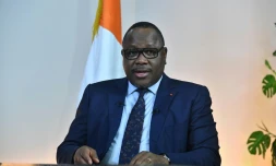 Le président de la commission électorale ivoirienne Ibrahim Kuibiert annonce les résultats de l'élection présidentielle depuis le siège de la Commission à Abidjan, le 3 novembre 2020