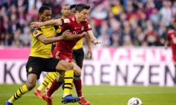 Dortmund est toujours à a lutte pour le titre en Allemagne malgré une défaite 5-0 contre le Bayern Munich signée d'un doublé de Robert Lewandowski (D), le 6 avril 2019 à Munich