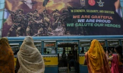 Une affiche géante saluent le courage des forces armées indiennes lors du récent conflit indo-pakistanais, le 12 mai 2025 à Calcutta, en Inde