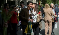 Un couple d'Espagnols à la fête du livre et de la rose le 23 avril 2017 à Barcelone
