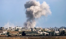 Un panache de fumée s'élÚve dans le ciel de la bande de Gaza, le 13 mai 2024, vu depuis Israël