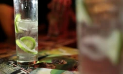 Le tabac d'abord, puis l'alcool, une mauvaise alimentation, et enfin l'obésité sont les quatre facteurs principaux en France des 40% de cancers qui seraient "évitables"