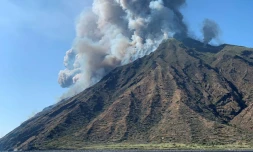 Photo publiée sur le compte Twitter de @mariocalabresi montrant l'éruption du Stromboli, le 3 juillet 2019 en Italie