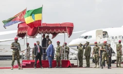 Le président érythréen Issaias Afeworki (g) est accueilli par le Premier ministre éthiopien Abiy Ahmed à l'aéroport d'Addis Abeba, le 14 juillet 2018 en Ethiopie