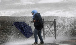 Une femme lutte contre la violence du vent le 13 octobre 2016 à Sète