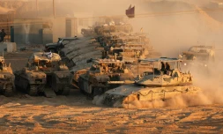 Mouvement de véhicules israéliens le long de la barrière frontalière entre Israël et la bande de Gaza, le 10 octobre 2025