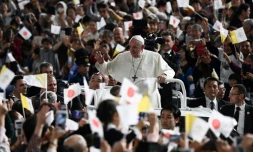Le pape François salue la foule de fidèles à son arrivée au Tokyo Dome Stadium pour y célébrer une messe, le 25 novembre 2019