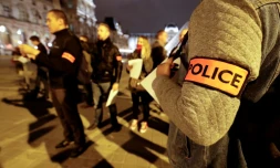 Des policiers rassemblés le 1er novembre 2016 à Paris, devant la Pyramide du Louvre, pour manifester leur défiance envers le gouvernement mais aussi leurs syndicats