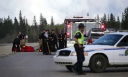 Des pompiers se préparent à intervenir pour combattre les incendies à Fort McMurray, le 5 mai 2016