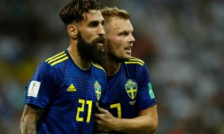 Les Suédois Jimmy Durmaz (g) et Sebastian Larsson à la fin du match contre l'Allemagne, le 23 juin 2018 à Sotchi