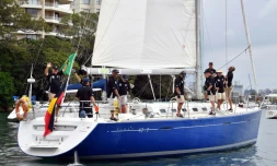 Le "Tribal Warrior" (Guerrier Tribal) et son équipage dont les membres sont tous d'origine aborigène dans le port de Sydney en Australie, le 13 décembre 2019, se prépare pour la Sydney-Hobart qui partira ce jeudi.