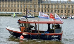 Des bateaux de pêcheurs en faveur du Brexit sur la Tamise à Londres, le 15 juin 2016