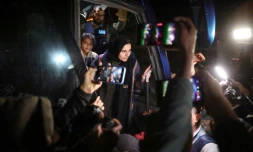 Des Palestiniens de Gaza rentrant d'Egypte descendent d'un bus à Khan Younès, dans le sud de la bande de Gaza, le 2 février 2026