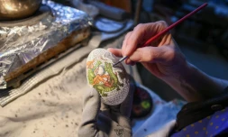 L'artiste hongroise Tunde Csuhaj entretient l'artisanat ancestral de la décoration des ?ufs de Pâques en Europe, à Szekszard en Hongrie le 29 mars 2021