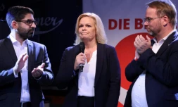La ministre allemande de l'Intérieur, Nancy Faeser (c), candidate du SPD aux élections régionales, après les premiers résultats de sortie des urnes, le 8 octobre 2023 à Wiesbaden, en Hesse