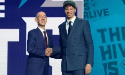 Le président de la NBA Adam Silver pose avec le Français Zaccharie Risacher (R) sélectionné en premiÚre position de la Draft NBA le 26 juin 2024 à New York
