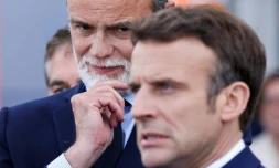 L'ex-Premier ministre français et maire du Havre Edouard Philippe (g) regarde le président  Emmanuel Macron alors qu'ils visitent le port du Havre, dans le nord-ouest de la France, le 14 avril 2022