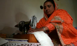 Hajra Bibi coud des serviettes hygiéniques, le 18 mai 2019 dans le village pakistanais de Booni
