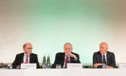 Richard McLaren (g), Dick Pound (c) et Günter Younger, lors de la présentation du 1er volet du rapport sur le dopage à Munich, le 14 janvier 2016