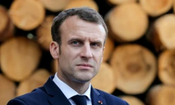 Emmanuel Macron lors de la visite d'une scierie Ă Saulxures-sur-Moselotte (Vosges) le 18 avril 2018.