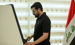 Al-Harith Hassan, employé du secteur pétrolier, retire de l'argent le 8 décembre 2023 à Bassora, la grande ville du sud de l'Irak