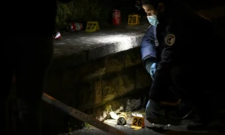 Des policiers enquêtent sur la scène d'une fusillade à Villerupt, dans l'est de la France près de la frontière luxembourgeoise, le 13 mai 2023