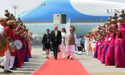 Photo fournie par le ministère des Affaires étrangères indien du président américain Donald Trump, de sa femme Melania et du Premier ministre Narendra Modi, pendant une revue des troupes à l'aéroport international de Ahmedabad, le 24 février 2020