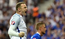 L'attaquant de l'équipe d'Angleterre Wayne Rooney exulte après avoir inscrit un but face à l'Islande, lors de l'Euro-2016, le 27 juin à Nice