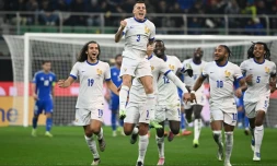 Lucas Digne célèbre le but consécutif à son coup franc direct lors de la rencontre entre la France et l'Italie, à Milan, le 17 novembre 2024