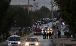 Des policiers turcs sécurisent une partie de la route principale menant au bâtiment des Industries aérospatiales turques (TAI), après une énorme explosion à ce siège, à Kahramankazan, à environ 40 kilomètres (25 miles) au nord d'Ankara, le 23 octobre 2024