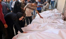 Des corps de Palestiniens tués dans des frappes israéliennes, regroupés devant un hôpital à Deir el-Balah , dans la bande de Gaza, le 20 mai 2025