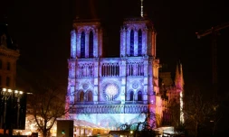 Notre-Dame de Paris illuminée à la veille de sa réouverture officielle après cinq années de restauration, à Paris le 6 décembre 2024