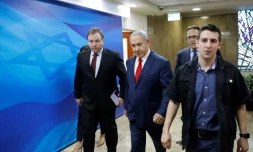 Le chef du gouvernement israélien Benjamin Netanyahu se rend au Conseil des ministres hebdomadaire à Jérusalem, le 18 novembre 2018