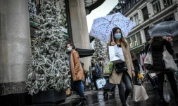 Près d'un grand magasin à Paris, le 24 décembre 2020