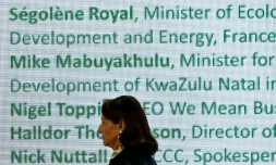 La ministre française de l'Ecologie SégolÚne Royal à la COP21 au Bourget prÚs de Paris, le 9 décembre 2015