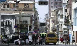 Un feu de circulation hors service en raison d'une nouvelle panne dans le réseau national, le 4 mars 2026 à La Havane, à Cuba 