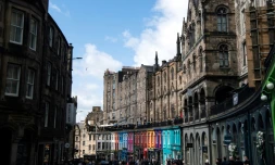 La rue Victoria, à Édimbourg, qui aurait inspiré l'allée Diagonale dans les livres de Harry Potte, le 5 juin 2024 en Ecosse