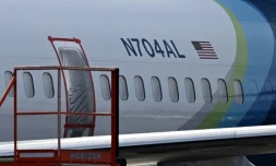 Le Boeing 737 MAX 9 de la compagnie Alaska Airlines, qui a perdu une porte-bouchon en vol, à l'aéroport de Portland (Oregon) le 23 janvier 2024