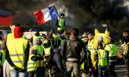 Des "gilets jaunes" bloquent une route à Caen le 18 novembre 2018