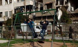 Des enfants sur une balançoire le 27 février 2016 à Douma au premier jour de la trÚve en Syrie