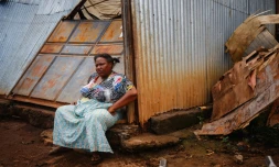 Une femme devant sa boutique détruite dans le village de Bouyouni à Mayotte le 19 décembre 2024
