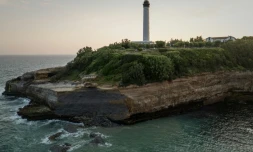 La falaise située face à la plage de Miramar, sous le phare de Biarritz, au lendemain de l'effondrement, le 25 juin 2026