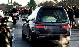 Le convoi funéraire transportant le cercueil de Johnny Hallyday quitte le funérarium du Mont-Valérien, le 9 décembre 2017 à Nanterre